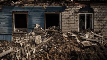 Ein zerstörtes Haus steht im Dorf Mala Rohan am Stadtrand von Charkiw, das von ukrainischen Streitkräften zurückerobert wurde.