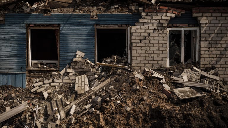 Ein zerstörtes Haus steht in Mala Rohan, einem von den ukrainischen Streitkräften zurückeroberten Dorf am Stadtrand von Charkiw.