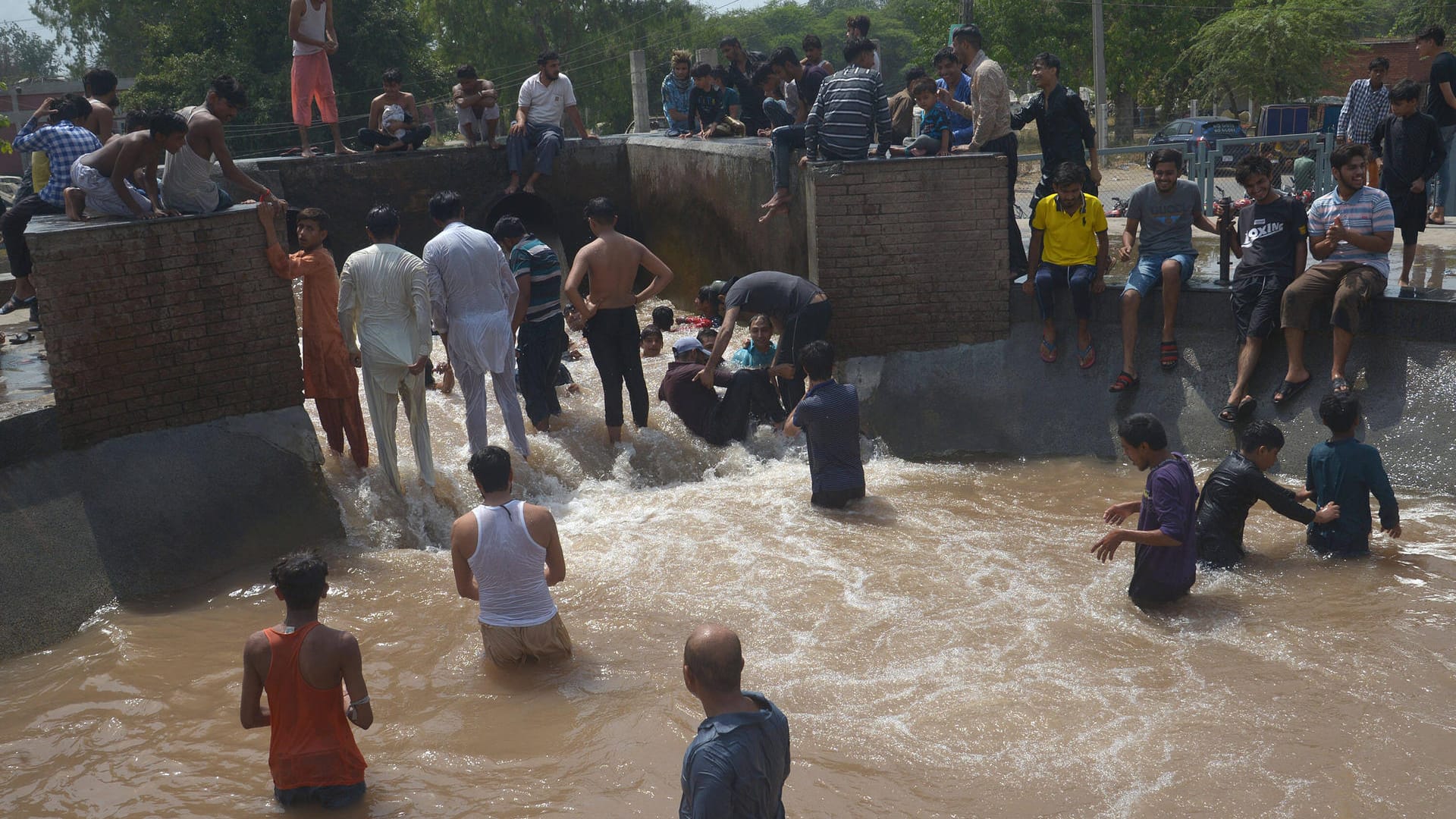 Hohe Temperaturen in Lahore: Die Menschen in der pakistanischen Stadt suchen in Kanälen nach etwas Abkühlung von der Hitzewelle.