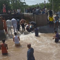 Hohe Temperaturen in Lahore: Die Menschen in der pakistanischen Stadt suchen in Kanälen nach etwas Abkühlung von der Hitzewelle.