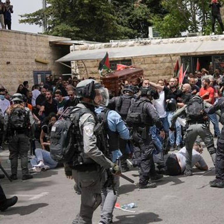 Tumult während der Beerdigung von Schirin Abu Akle in Jerusalem.