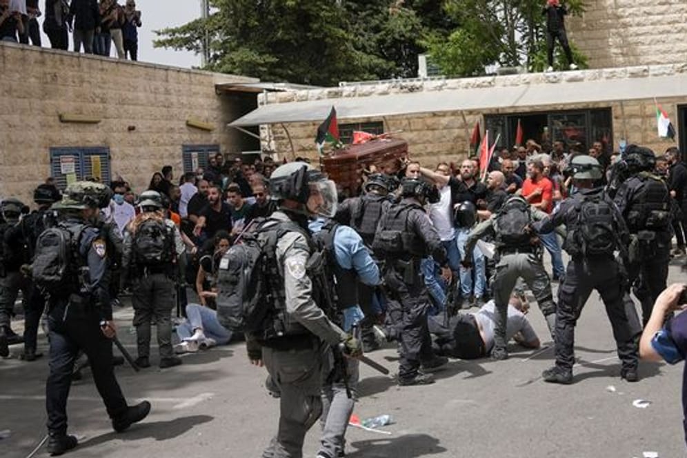 Tumult während der Beerdigung von Schirin Abu Akle in Jerusalem.