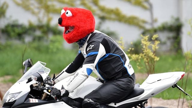 Hingucker: Auffällige Kleidung und Helme tragen dazu bei, sich auf dem Motorrad sichtbarer zu machen.