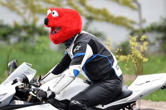 Hingucker: Auffällige Kleidung und Helme tragen dazu bei, sich auf dem Motorrad sichtbarer zu machen.