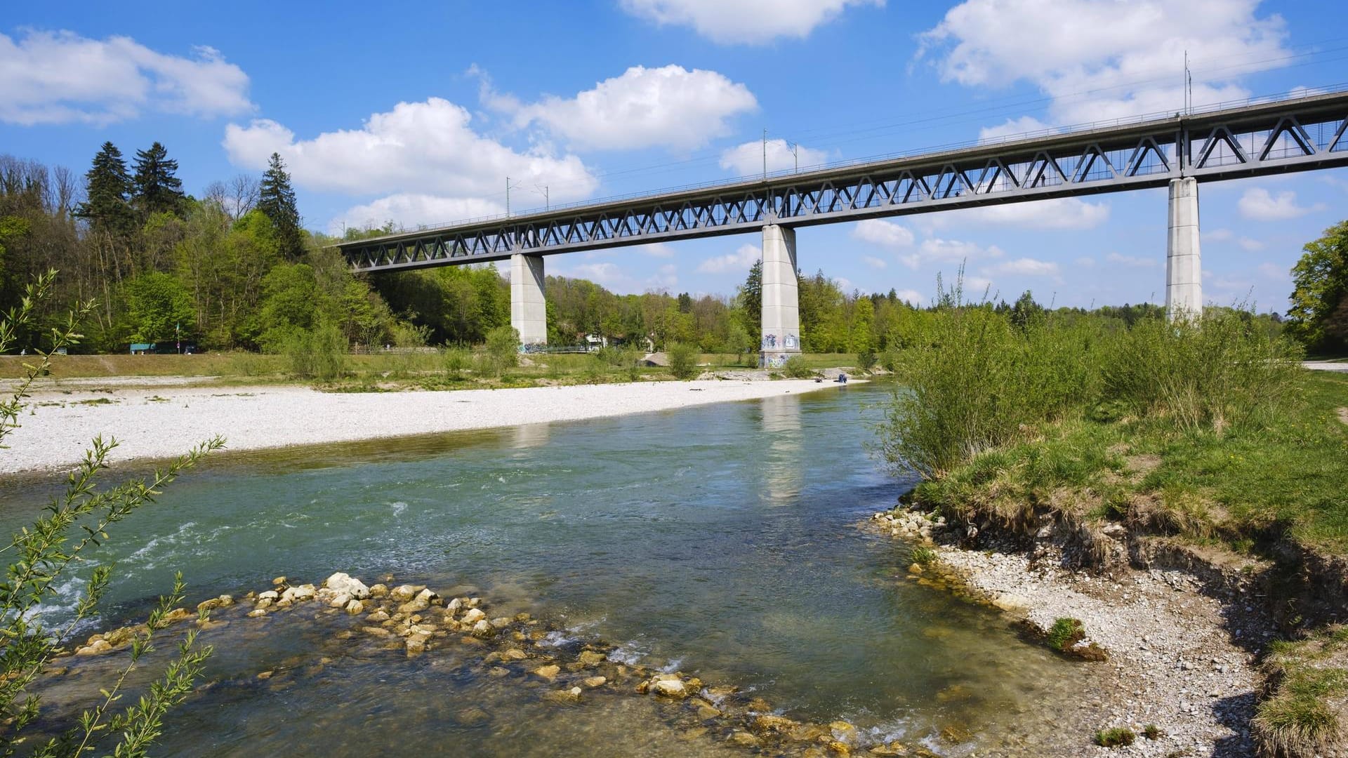 Die Großhesseloher Brücke über renaturierter Isar im Isartal (Archivbild): Die Isar südlich von München ist mit der S-Bahn gut zu erreichen.