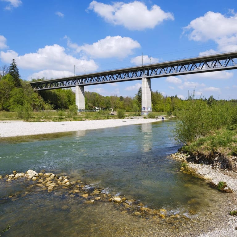 Die Großhesseloher Brücke über renaturierter Isar im Isartal (Archivbild): Die Isar südlich von München ist mit der S-Bahn gut zu erreichen.