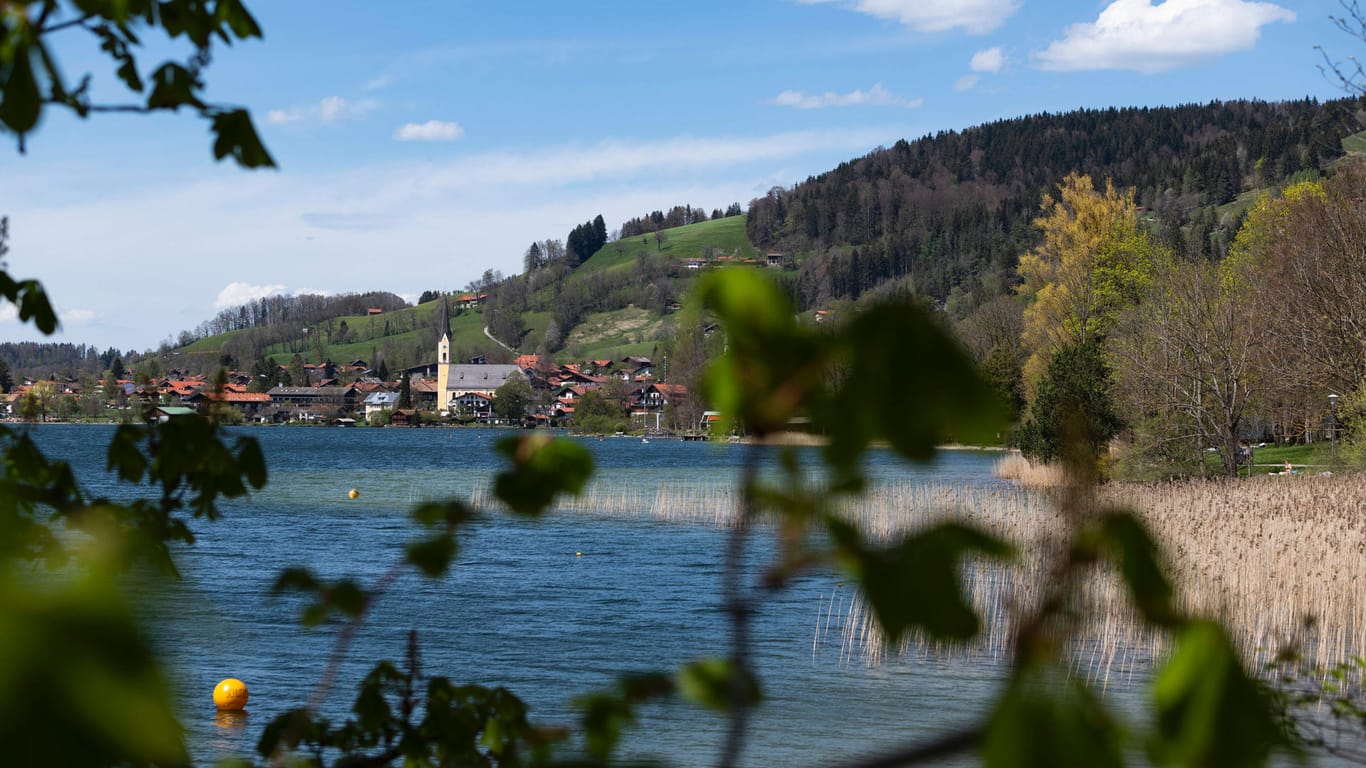 Blick über den Schliersee auf die Gemeinde Schliersee mit der Kirche St. Sixtus (Archivbild): Mit dem Zug erreicht man den Ort ohne Zwischenhalt.