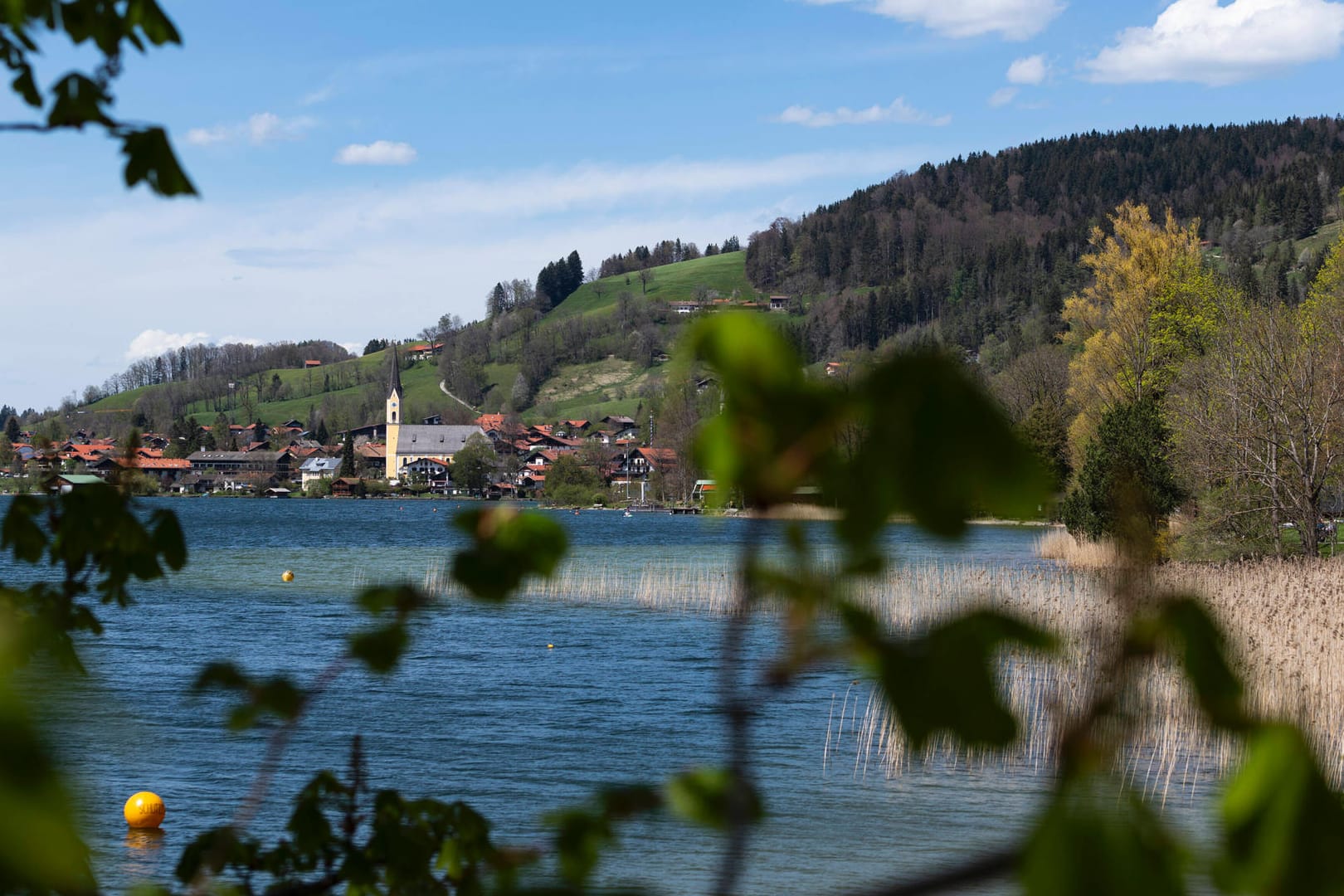 Blick über den Schliersee auf die Gemeinde Schliersee mit der Kirche St. Sixtus (Archivbild): Mit dem Zug erreicht man den Ort ohne Zwischenhalt.