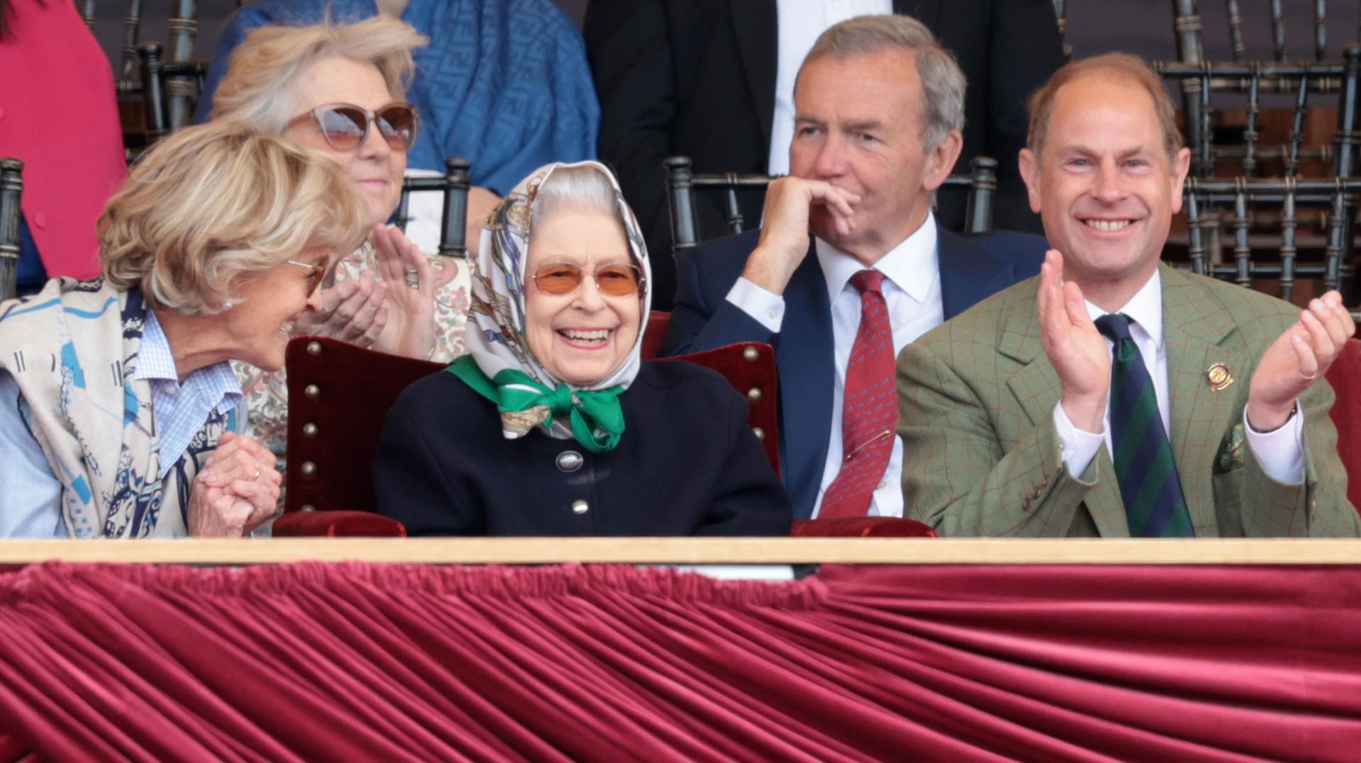 Gemeinsam mit Penny Knatchbull, Gräfin Mountbatten von Burma, und Sohn Prinz Edward verfolgte Queen Elizabeth die Pferdeshow von der Tribüne aus.