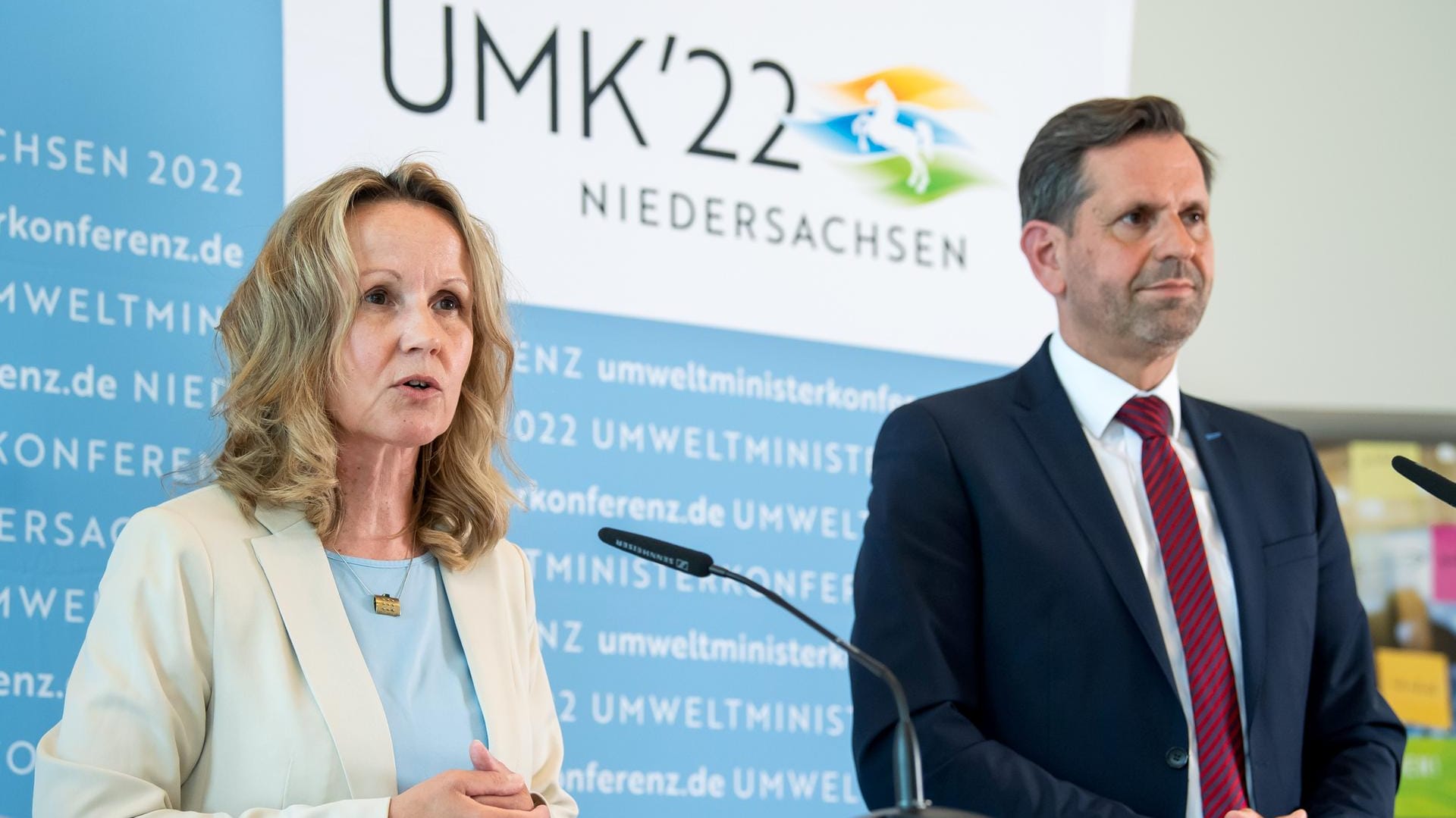 Steffi Lemke, Bundesumweltministerin (l) und Olaf Lies, Umweltminister von Niedersachsen: "Wir wollen Teller statt Tank", so Lies mit Blick auf Biosprit.