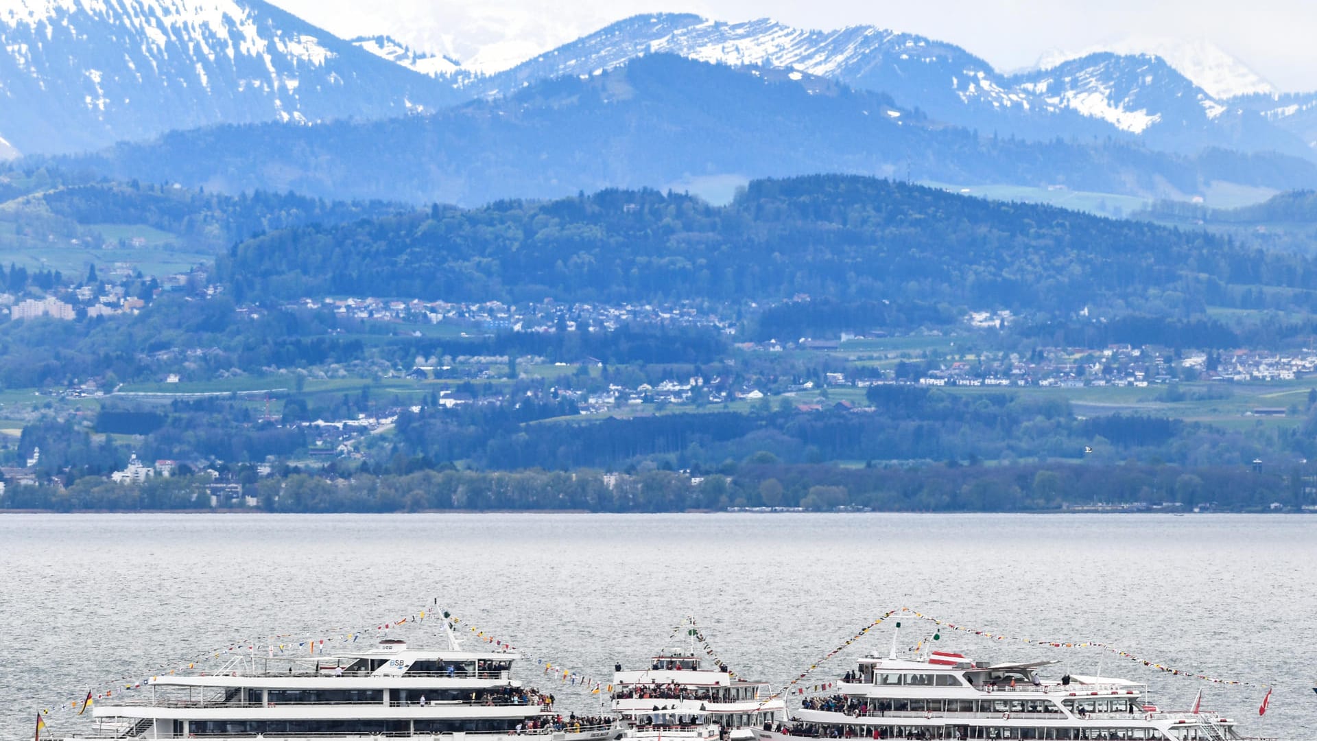 Der Bodensee bei Friedrichshafen (Archiv): Zu Fuß, per Rad oder Schiff – um den Bodensee zu entdecken gibt es viele Möglichkeiten.