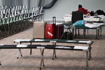 Notbetten für Flüchtlinge in Sporthalle