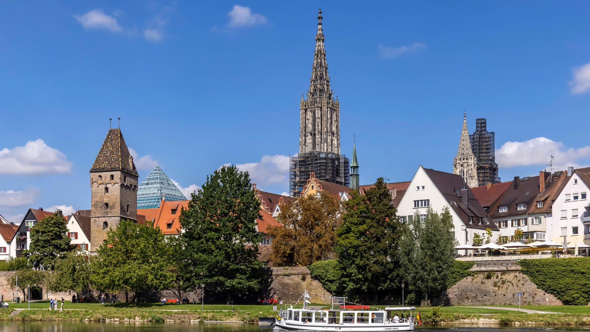 Stadtansicht von Ulm mit Münster und Donau (Archivbild): Mit der Regionalbahn dauert es rund zwei Stunden in die schwäbisch-bayerische Grenzstadt.