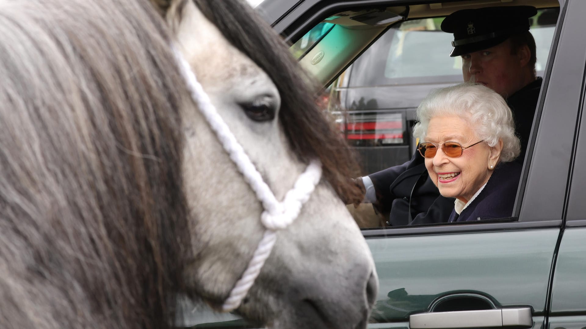Die Queen ist eine Pferdenärrin.