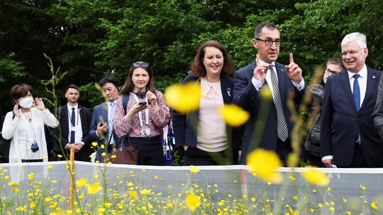 Treffen der G7-Umweltminister auf Schloss Hohenheim, Stuttgart: Der deutsche Landwirtschaftsminister Cem Özdemir (Mitte r.) will offenbar bald in die Ukraine reisen.
