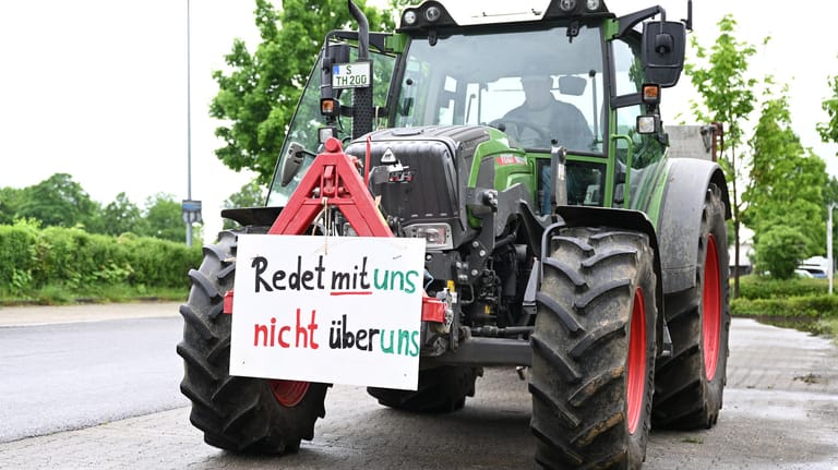 Protest am Schloss Hohenheim, Stuttgart: Einige Landwirte demonstrierten vor dem Treffen der G7-Agrarminister.