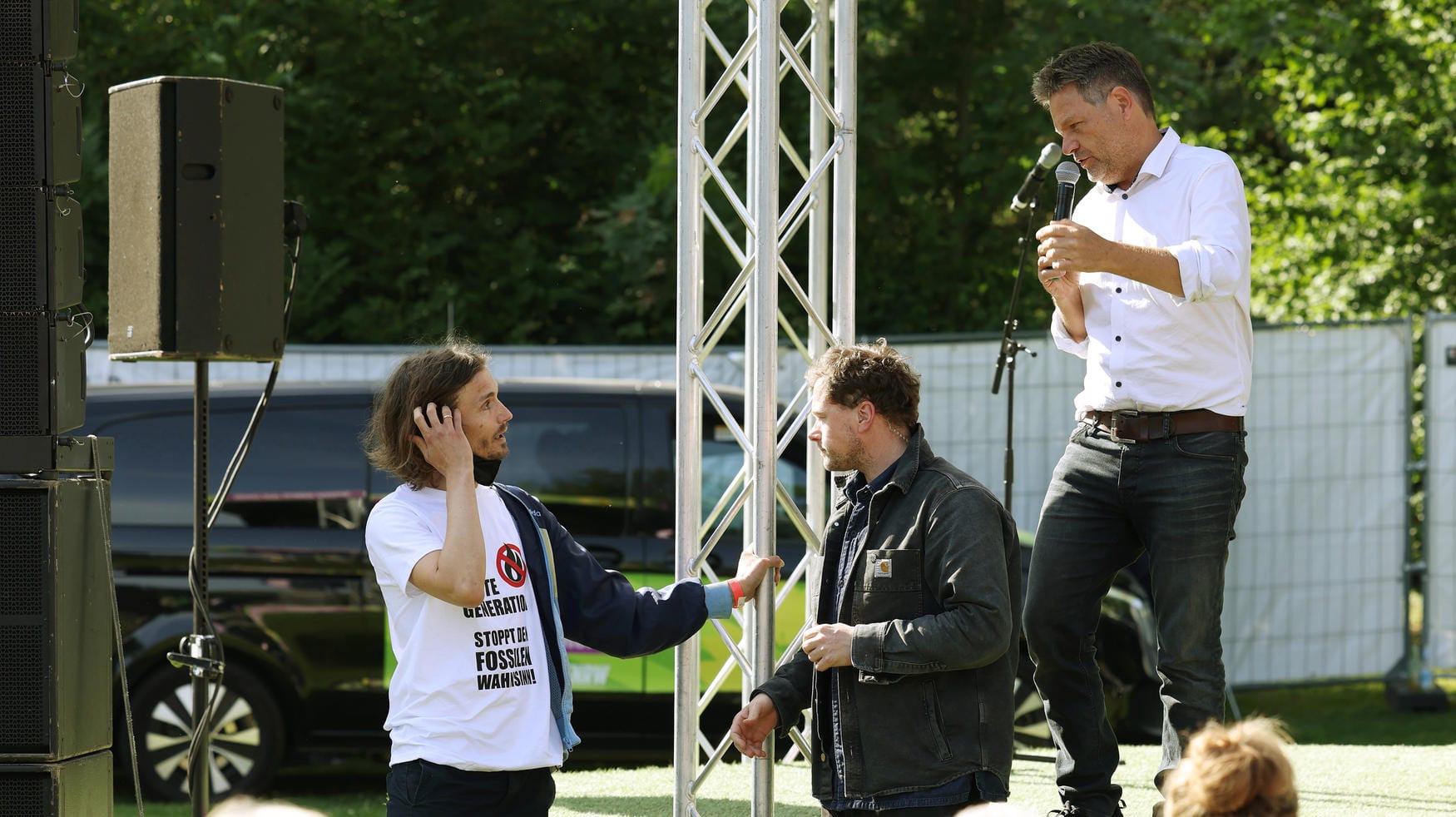 Robert Habeck (r, Bündnis 90/Die Grünen) spricht mit dem Demonstranten (l): Der Minister beantwortete ihm eine Frage.