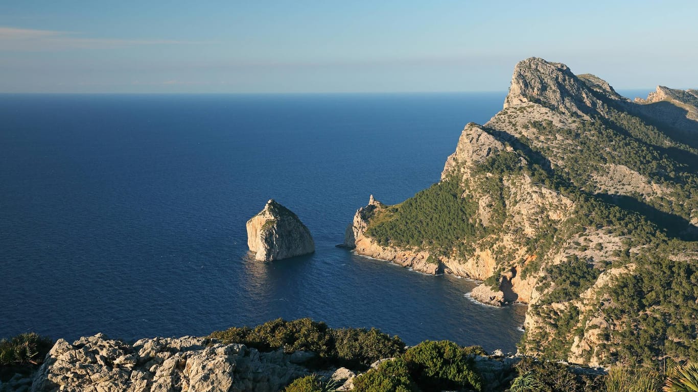 Bei einem Sprung von einer Klippe auf Mallorca ist ein Mann tödlich verunglückt. (Symbolfoto)