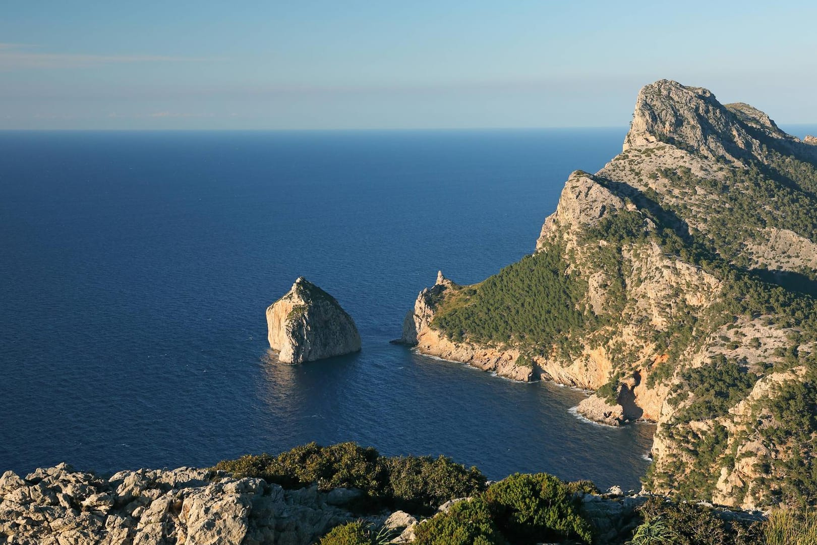 Bei einem Sprung von einer Klippe auf Mallorca ist ein Mann tödlich verunglückt. (Symbolfoto)