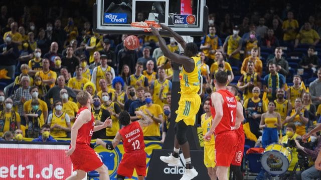 Albas Christ Koumadje (M) versenkt den Ball mit einem Dunk.