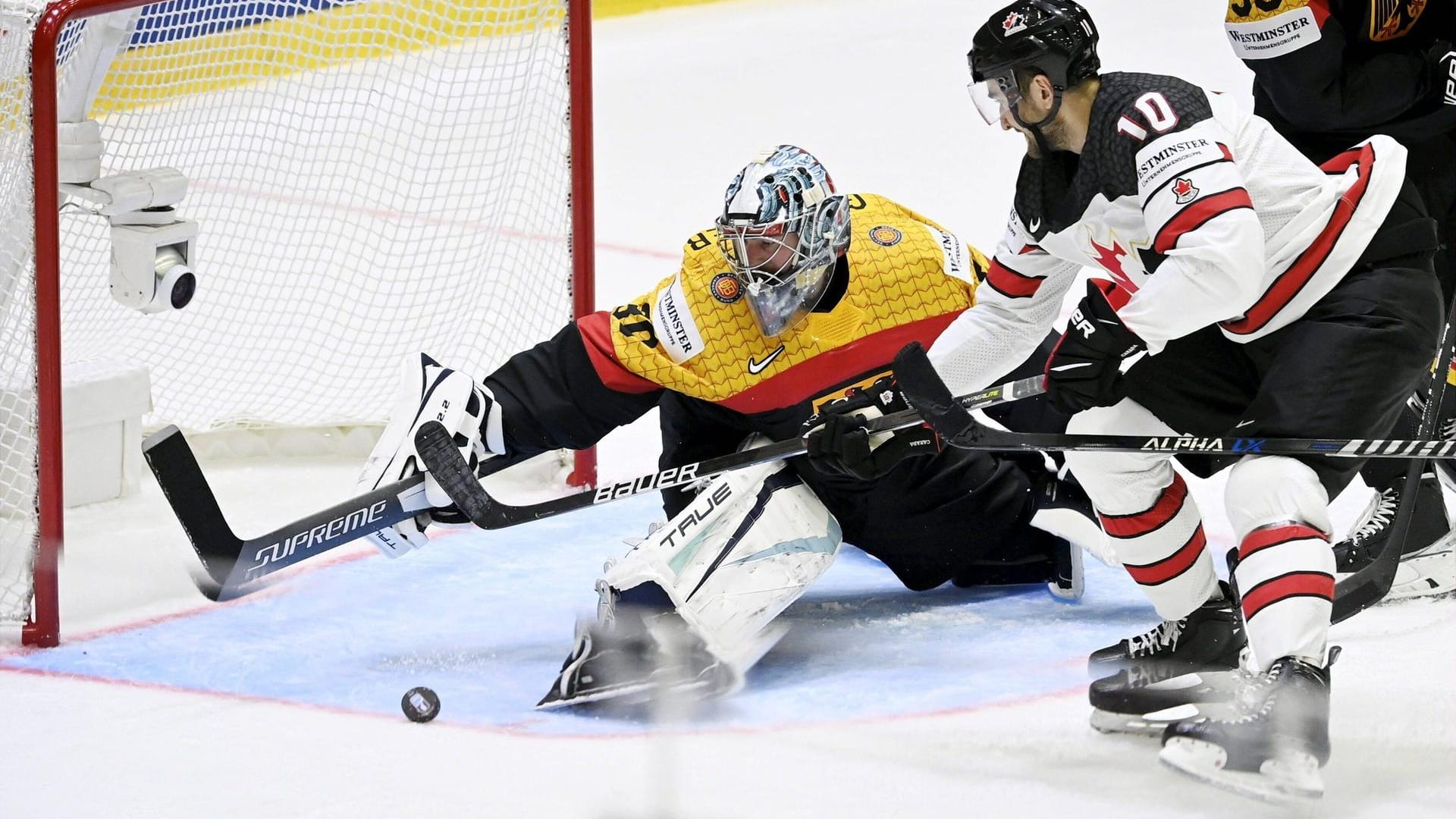 Torwart Philipp Grubauer (l.) war viel gefordert: Die deutsche Defensive sah vor allem im zweiten Drittel wacklig aus.