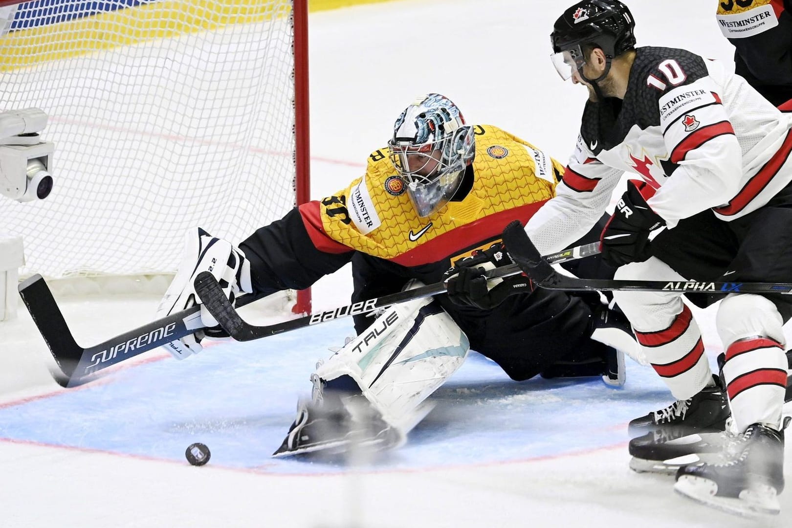 Torwart Philipp Grubauer (l.) war viel gefordert: Die deutsche Defensive sah vor allem im zweiten Drittel wacklig aus.