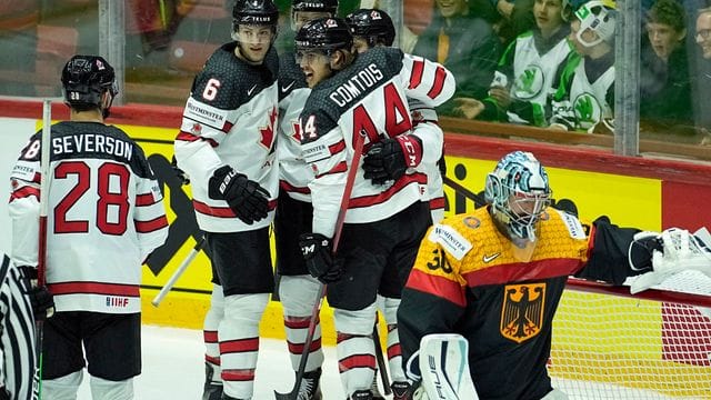 Deutschlands Torwart Philipp Grubauer reagiert enttäuscht nach dem Tor zum 1:5. Deutschlands Torwart Philipp Grubauer reagiert enttäuscht nach dem Tor zum 1:5.
