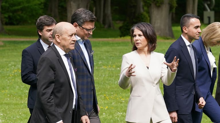 Annalena Baerbock spricht mit ihren Außenminister-Kollegen beim G7-Treffen: Die Grünen-Politikerin fordert Druck auf Putin auf allen Kanälen.