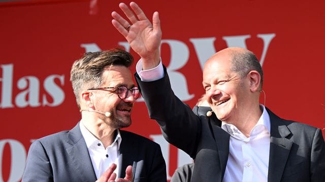 SPD-Spitzenkandidat Thomas Kutschaty (l) und Bundeskanzler Scholz SPD-Spitzenkandidat Thomas Kutschaty (l) und Bundeskanzler Scholz
