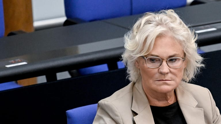 Christine Lambrecht sitzt im Bundestag (Archivbild): Die Verteidigungsministerin steht wegen eines Fluges nach Sylt in der Kritik.