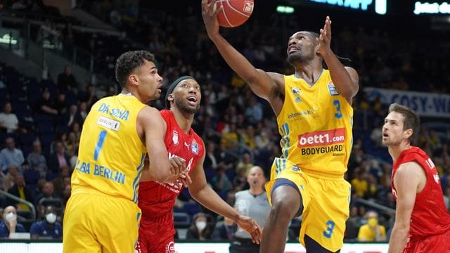 Albas Jaleen Smith (2.v.r) kommt frei zum Korbleger