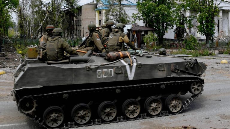 Russische Soldaten fahren in einem Panzer durch Popasna (Archivbild): Die Ukraine sieht eine neue Kriegsphase.