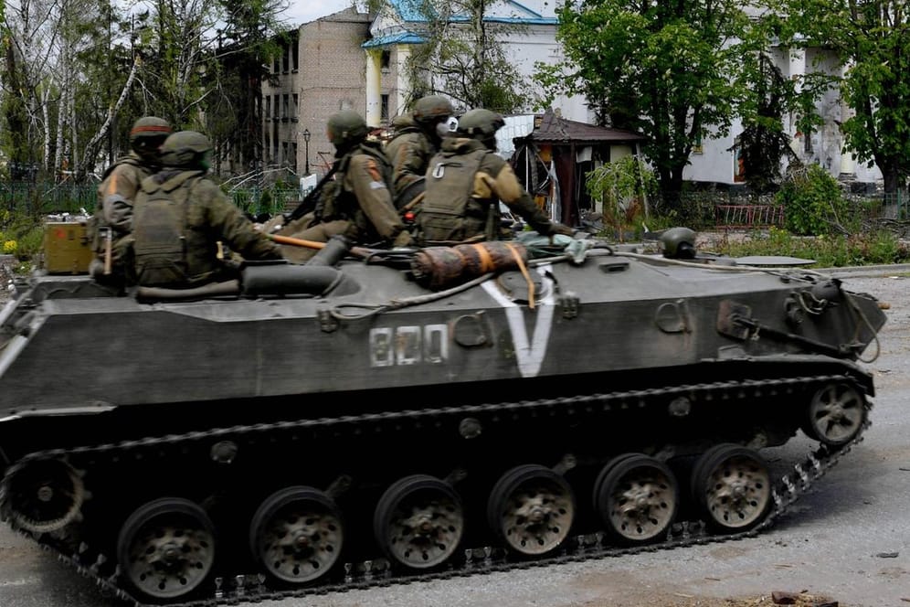 Russische Soldaten fahren in einem Panzer durch Popasna (Archivbild): Die Ukraine sieht eine neue Kriegsphase.