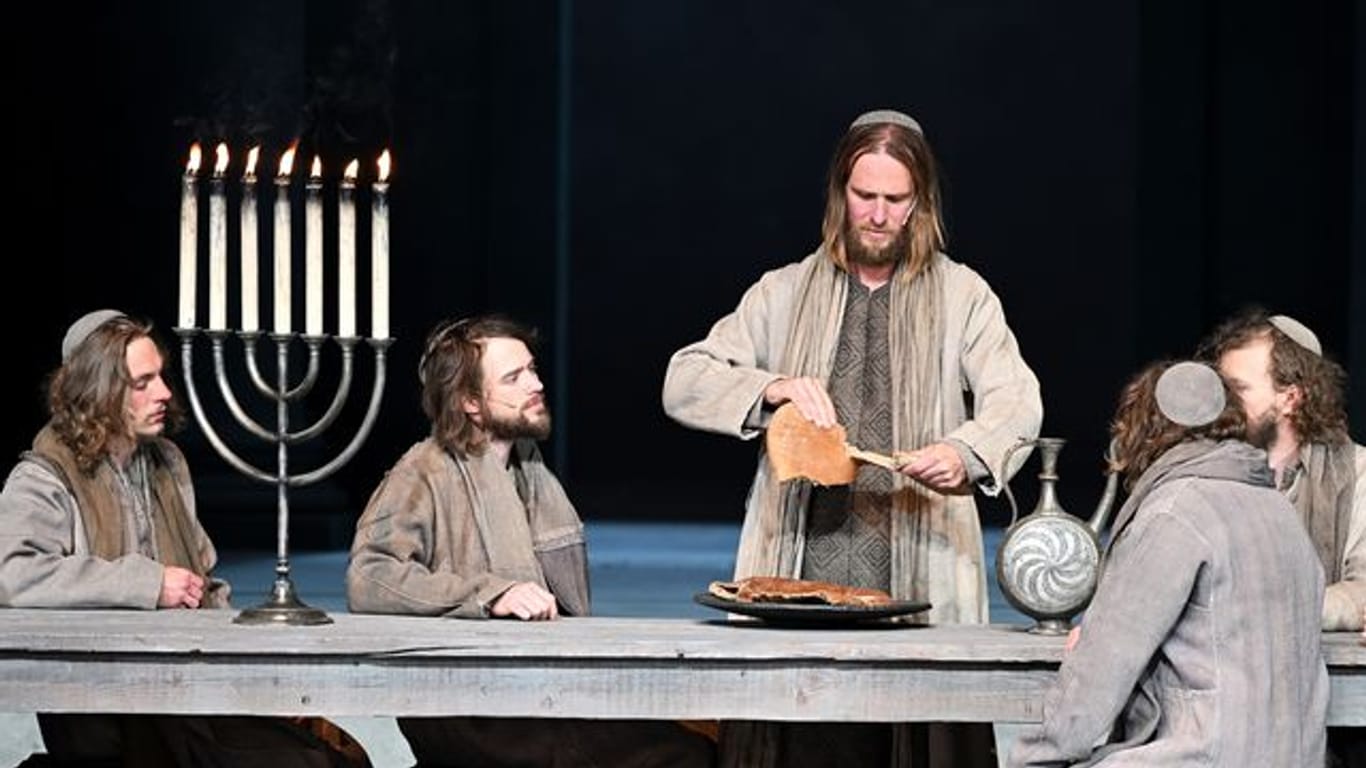 Jesus (Frederik Mayet) teilt das Brot.