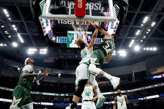 Die Boston Celtics haben Spiel sechs in den NBA-Playoffs gegen die Milwaukee Bucks gewonnen.