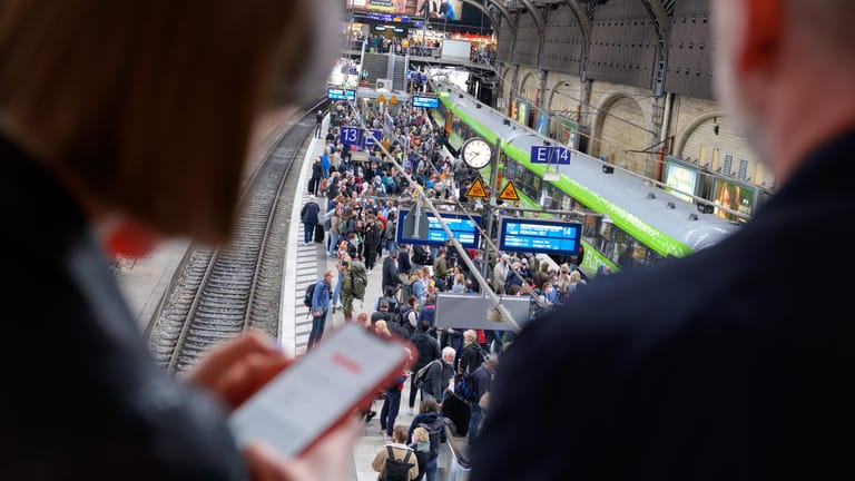 Hunderte warten in Hamburg auf ihre Züge: Im Norden gibt es seit Freitag zahlreiche Verspätungen im Fernverkehr der Bahn.