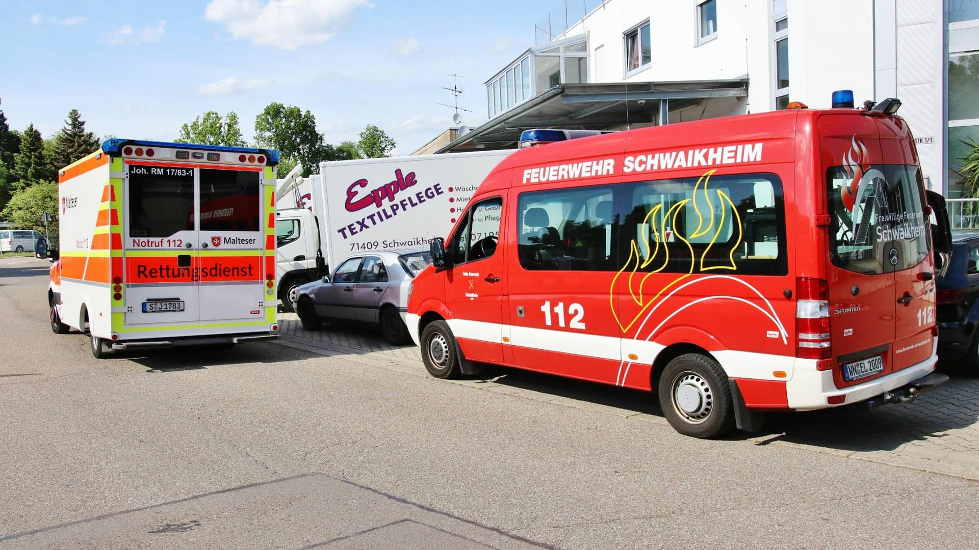 Rettungskräfte in Schwaikheim: Die Feuerwehr konnte den verletzten Wäscherei-Mitarbeiter schließlich retten. Rettungskräfte in Schwaikheim: Die Feuerwehr konnte den verletzten Wäscherei-Mitarbeiter schließlich retten.