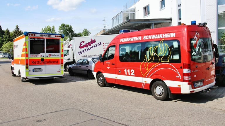 Rettungskräfte in Schwaikheim: Die Feuerwehr konnte den verletzten Wäscherei-Mitarbeiter schließlich retten.