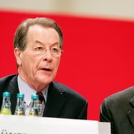 Franz Müntefering und Gerhard Schröder im Jahr 2005: Die SPD-Politiker stehen derzeit nicht im Kontakt.