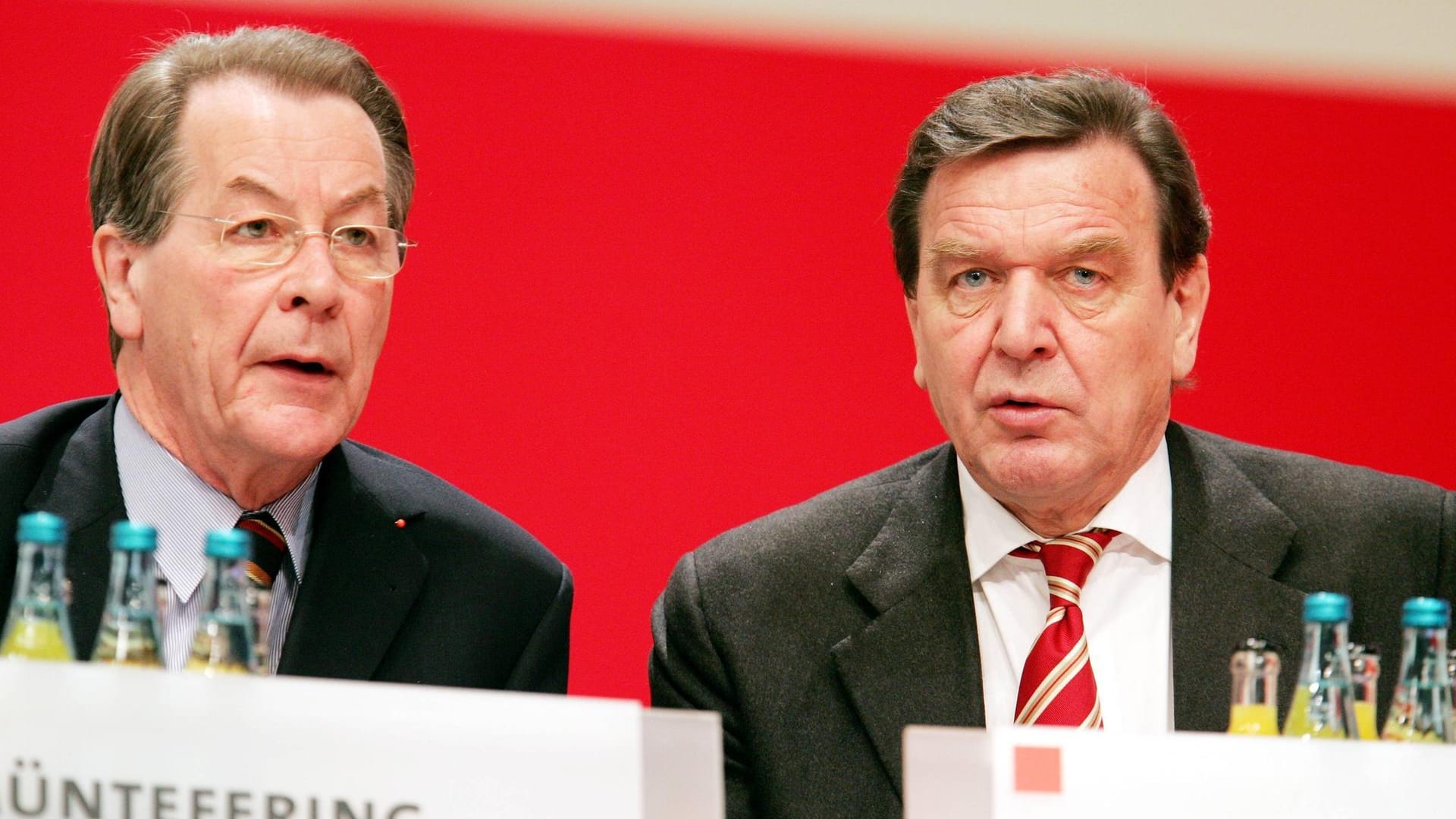 Franz Müntefering und Gerhard Schröder im Jahr 2005: Die SPD-Politiker stehen derzeit nicht im Kontakt.