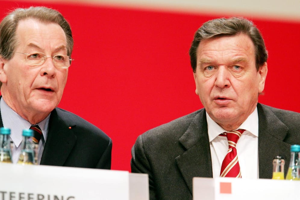 Franz Müntefering und Gerhard Schröder im Jahr 2005: Die SPD-Politiker stehen derzeit nicht im Kontakt.