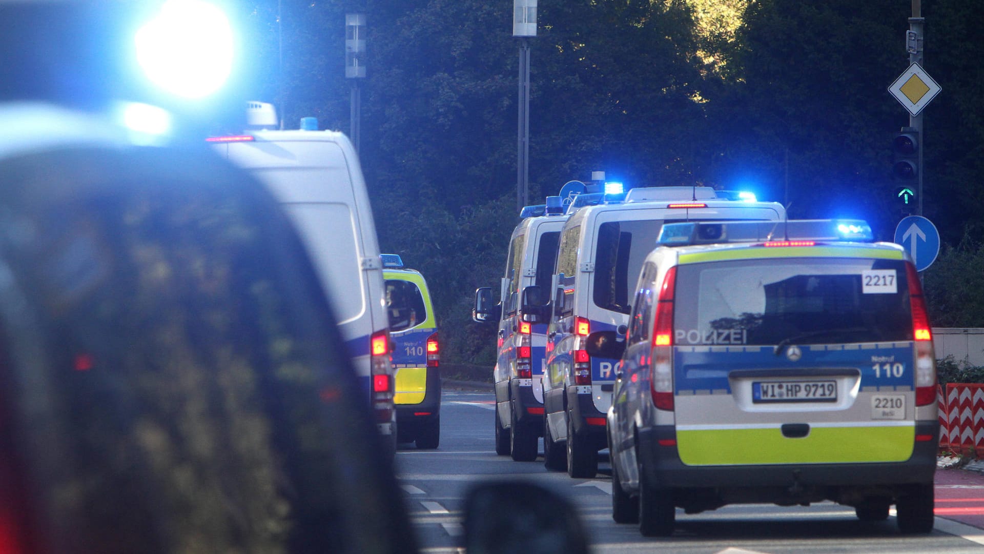 Einsatzkräfte in Frankfurt (Symbolfoto): Zwei junge Männer mussten ins Krankenhaus. Einsatzkräfte in Frankfurt (Symbolfoto): Zwei junge Männer mussten ins Krankenhaus.