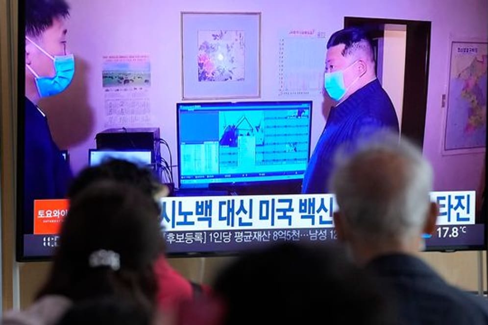 Kim Jong Un in einer Nachrichtensendung, die in einem Bahnhof in Seoul zu sehen ist.