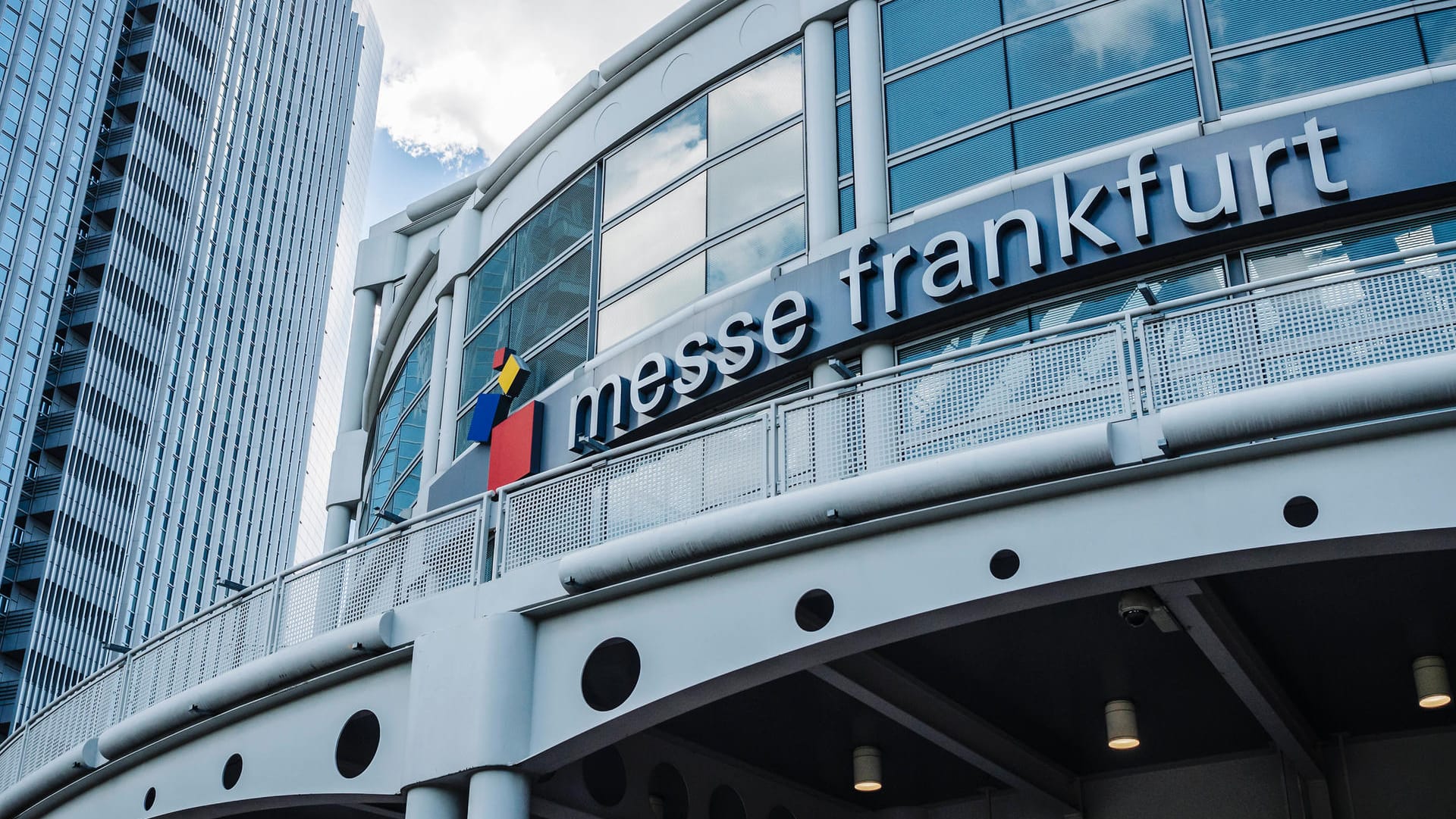 Die Messe Frankfurt von außen (Archivfoto): Gegen die Fleischwirtschaft-Messe dort protestieren Aktivisten.