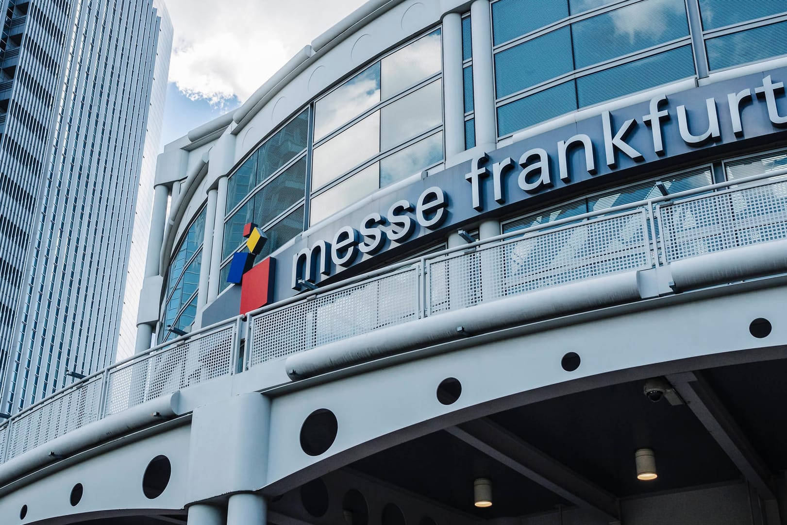 Die Messe Frankfurt von außen (Archivfoto): Gegen die Fleischwirtschaft-Messe dort protestieren Aktivisten.