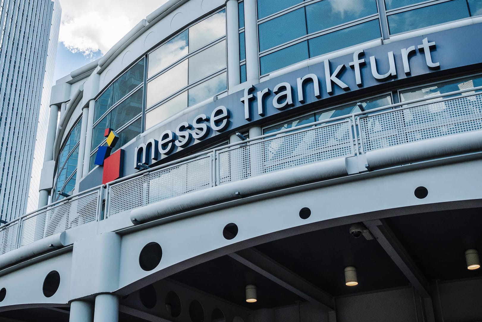 Die Messe Frankfurt von außen (Archivfoto): Gegen die Fleischwirtschaft-Messe dort protestieren Aktivisten.