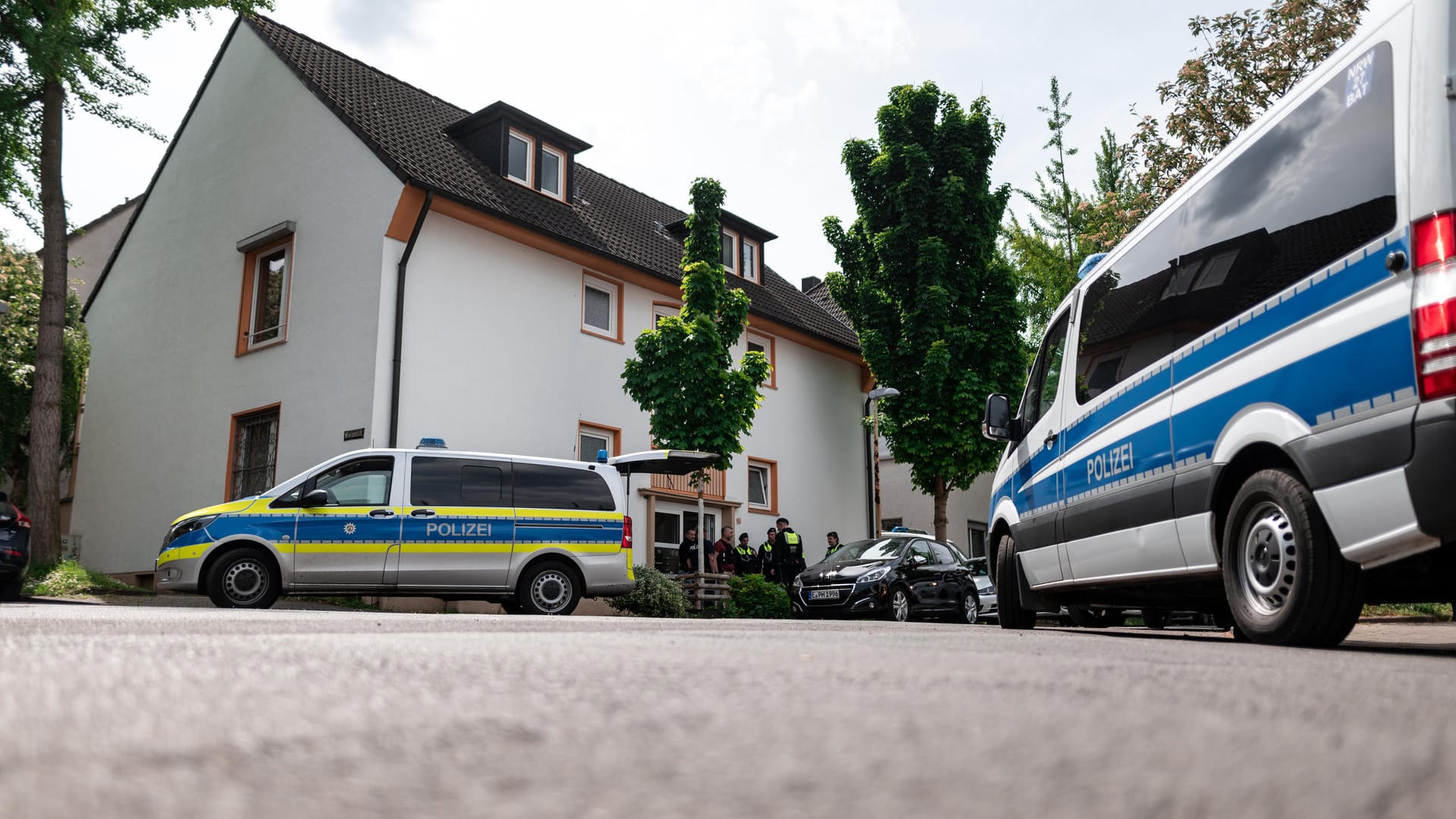 Wohnhaus des Tatverdächtigen (Archivbild): Hier fand die Polizei Waffen und Sprengsätze.