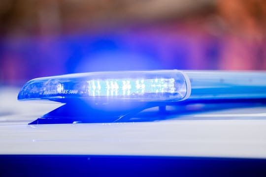 Blaulicht (Symbolbild): Nahe Berlin wurde die Leiche eines 27-Jährigen in einem Wald gefunden.