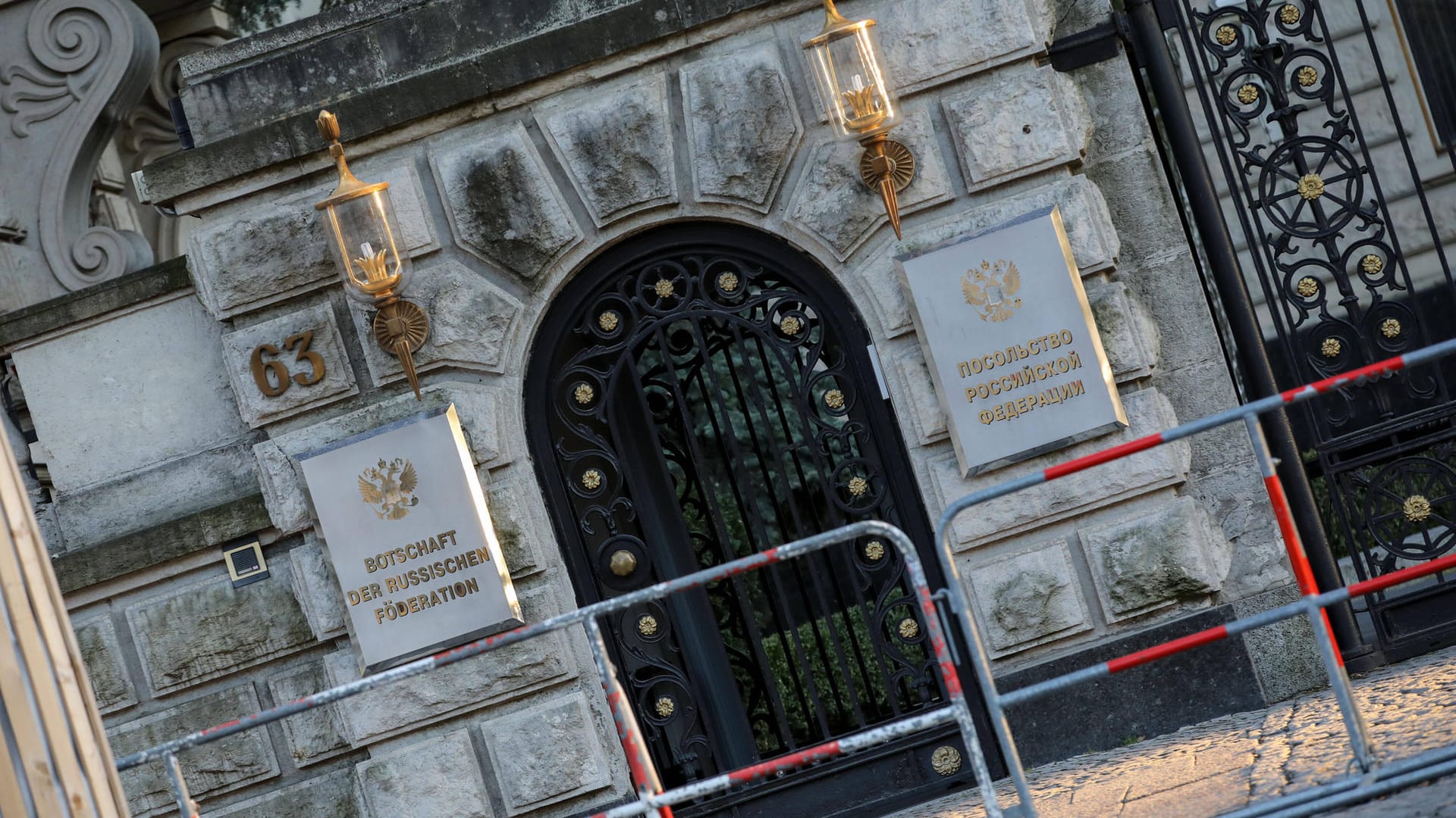 Russische Botschaft in Berlin (Symbolfoto): Seit dem Ukraine-Krieg wird vor der Botschaft in Mitte immer wieder demonstriert.