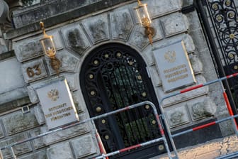 Russische Botschaft in Berlin (Symbolfoto): Seit dem Ukraine-Krieg wird vor der Botschaft in Mitte immer wieder demonstriert.